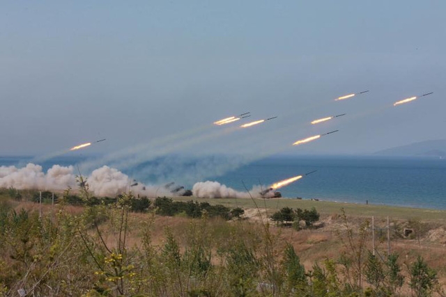  Một cuộc tập trận bắn đạn thật của Triều Tiên hôm 25/4. (Ảnh: Reuters) 