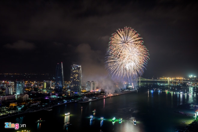 Phao hoa chinh thuc khai hoa tren bau troi Da Nang hinh anh 2