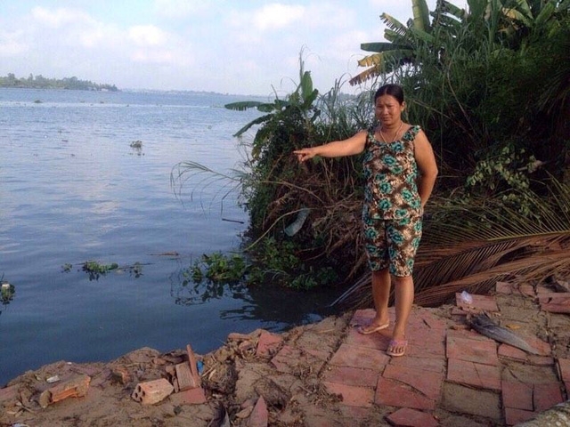  Chị Lê Thị Thúy Hằng cho biết nhà chị đã bị ảnh hưởng trong vụ sạt lở ngày 7/4. 