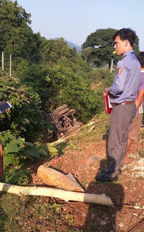xe tai va tau hoa: lai xe thoat nan, lai tau bi thuong hinh anh 2