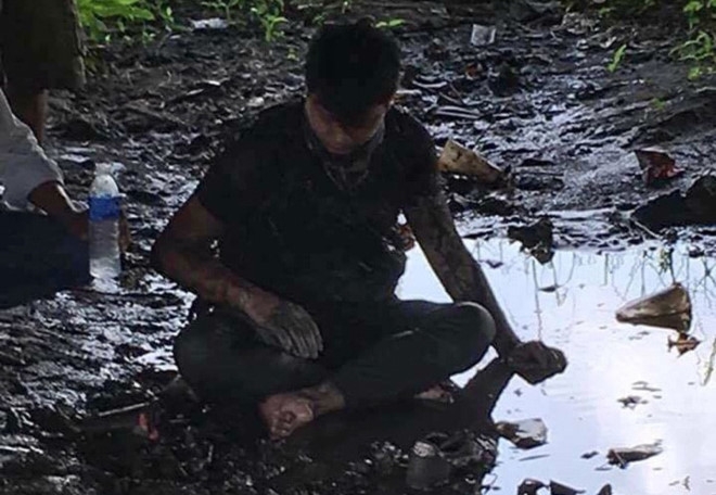 Moto phan khoi lon boc chay, chu nhan nhay cau tu cuu minh hinh anh 1
