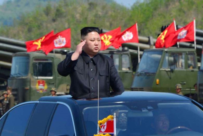 Lãnh đạo Triều Tiên Kim Jong-un thị sát một cuộc diễn tập quân sự nhân kỷ niệm 85 năm thành lập quân đội nước này  /// Reuters