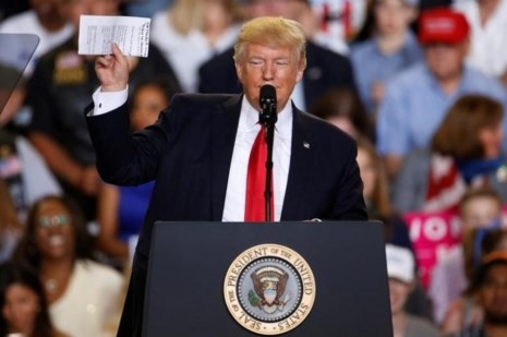 Tổng thống Mỹ Donald Trummp phát biểu tại một cuộc tuần hành ở Harrisburg (bang Pennsylvania, Mỹ) ngày 29-4. Ảnh: REUTERS
