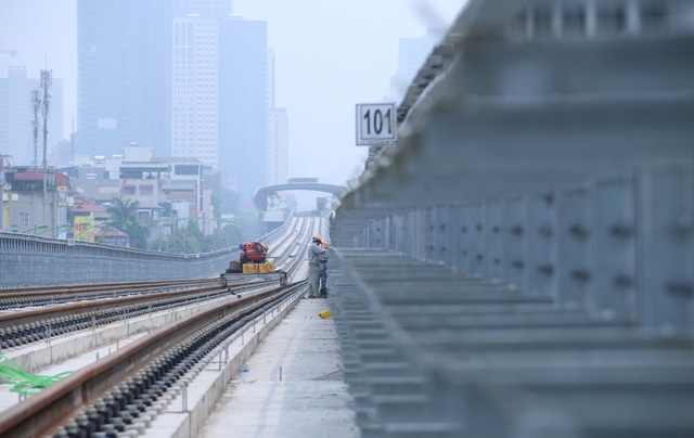 Trên công trường, các công nhân kỹ thuật điện đang hoàn thiện hệ thống tiếp địa