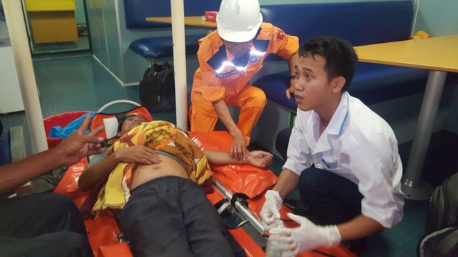 Cuu khan cap ngu dan nguy kich tren bien Hoang Sa hinh anh 1