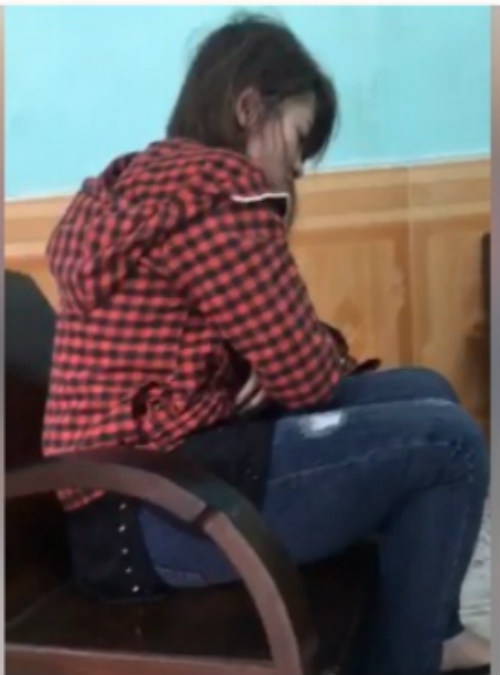 “hot girl” nghi ngao da ngang nhien vao nha dan thap huong cho cac cu roi trom do - 2
