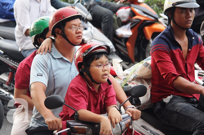 Người dân vội vã đi làm, đường Sài Gòn tắc nghẽn sau kỳ nghỉ lễ 30-4 - Ảnh 8.