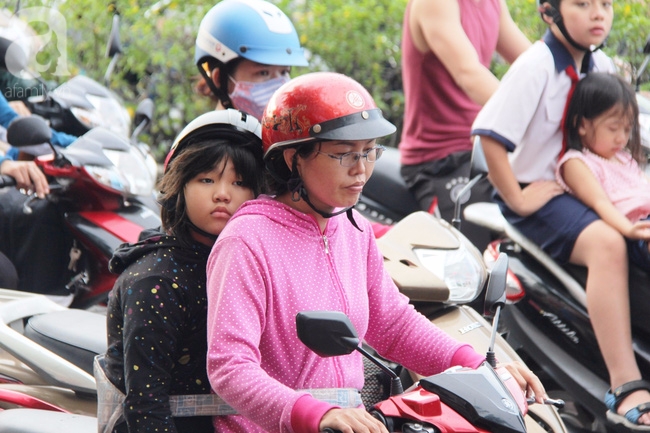 Người dân vội vã đi làm, đường Sài Gòn tắc nghẽn sau kỳ nghỉ lễ 30-4 - Ảnh 15.