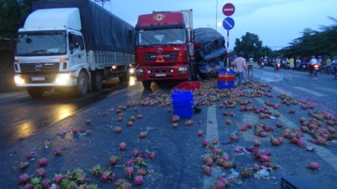 Xe container va chạm xe tải, thanh long đổ đầy QL1 - ảnh 1