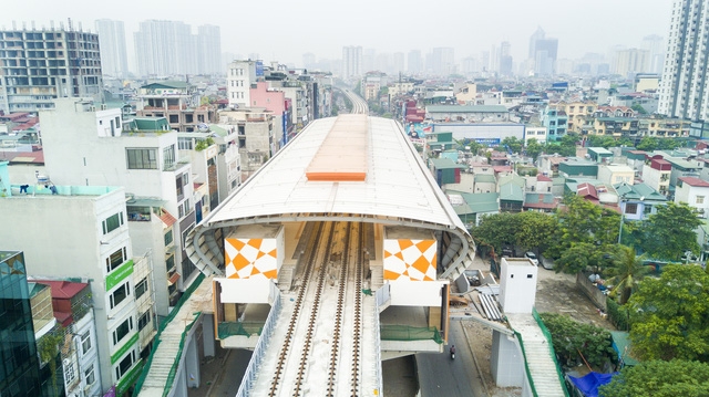  Phần đường ray đã hoàn thiện. Tuy nhiên bên trong nhiều nhà ga chưa có các thiết bị như quầy bán vé, kiểm soát vé... 