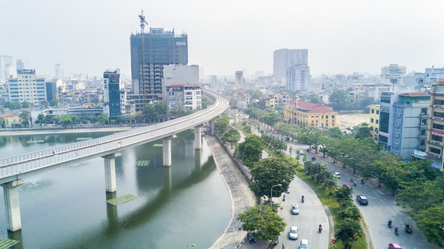  Đoạn đường sắt trên cao uốn lượn qua hồ Hoàng Cầu. 