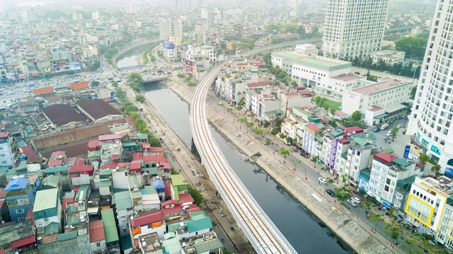  Đoạn đường sắt trên đi bên cạnh nhiều chung cư cao tầng tại đường Láng. 