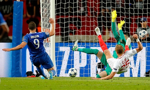 higuain-xoa-dop-tit-ngoi-suot-bon-nam-o-vong-knock-out-cup-c1