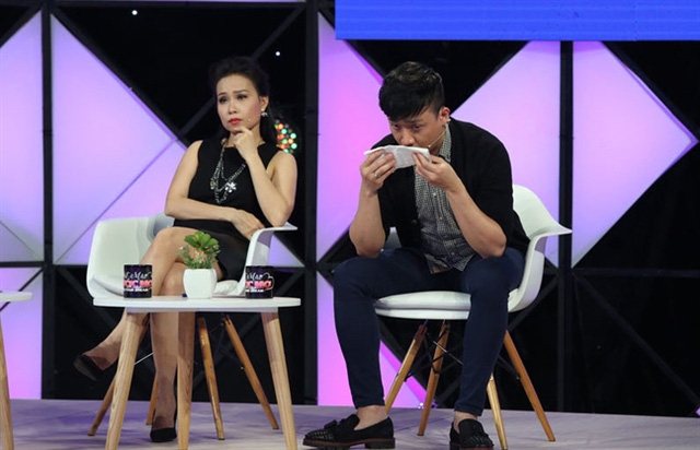 Trấn Thành đã phải nhiều lần lau nước mắt khi nghe lời tâm sự của những thí sinh đặc biệt.