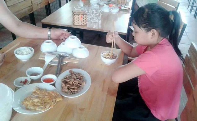 cho con di bien, bo xach theo mi tom, rau cai de an vi khong co tien - 1