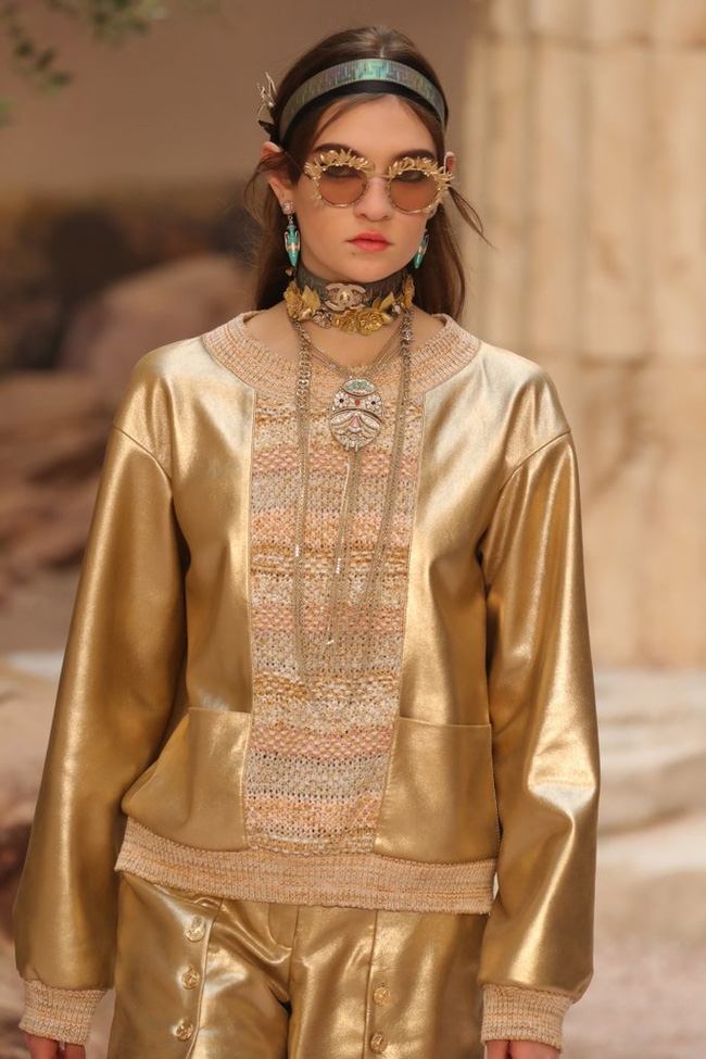Hết đưa người xem lên vũ trụ, Chanel lại biến runway thành Hy Lạp cổ đại - Ảnh 16.