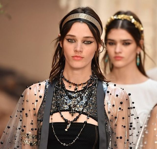 Hết đưa người xem lên vũ trụ, Chanel lại biến runway thành Hy Lạp cổ đại - Ảnh 22.