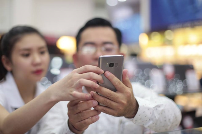 Chieu ban pha gia Galaxy S8 cua nha ban le nho hinh anh 2