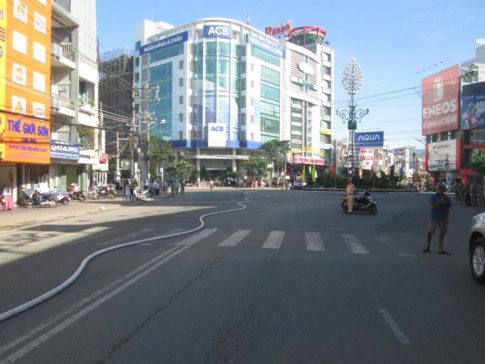 Cháy ở Long Xuyên, khói bốc cao hàng chục mét - ảnh 2