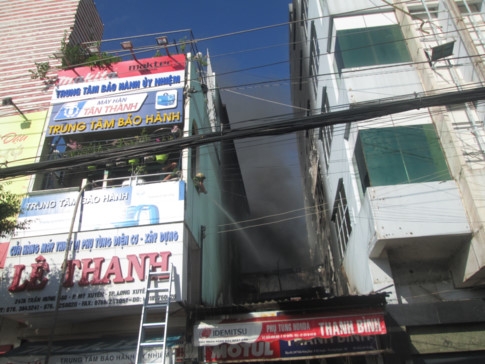 Cháy ở Long Xuyên, khói bốc cao hàng chục mét - ảnh 3