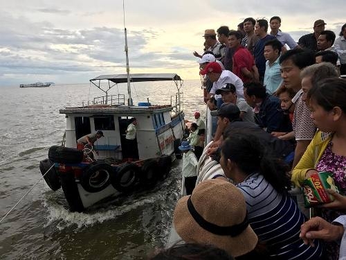 hon-300-khach-hoang-loan-tren-tau-gap-su-co-khi-ra-bien-phu-quoc