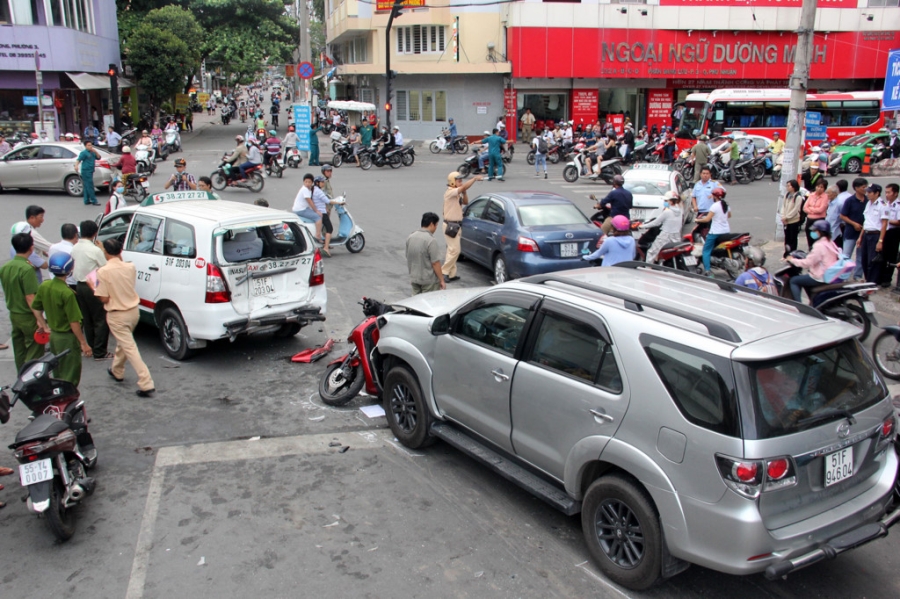 Xe co hon loan qua doan duong co tai nan lien hoan o Sai Gon hinh anh 2