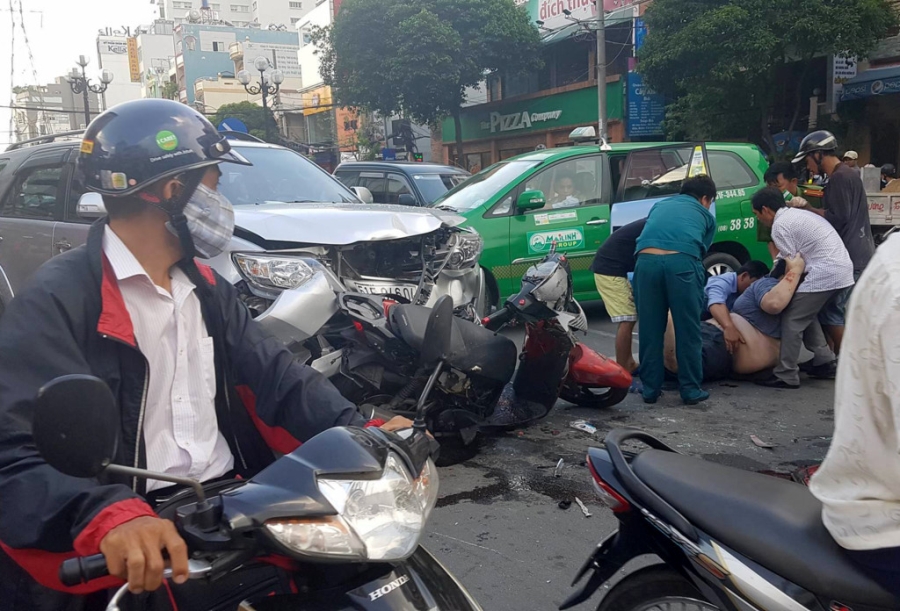 Xe co hon loan qua doan duong co tai nan lien hoan o Sai Gon hinh anh 4
