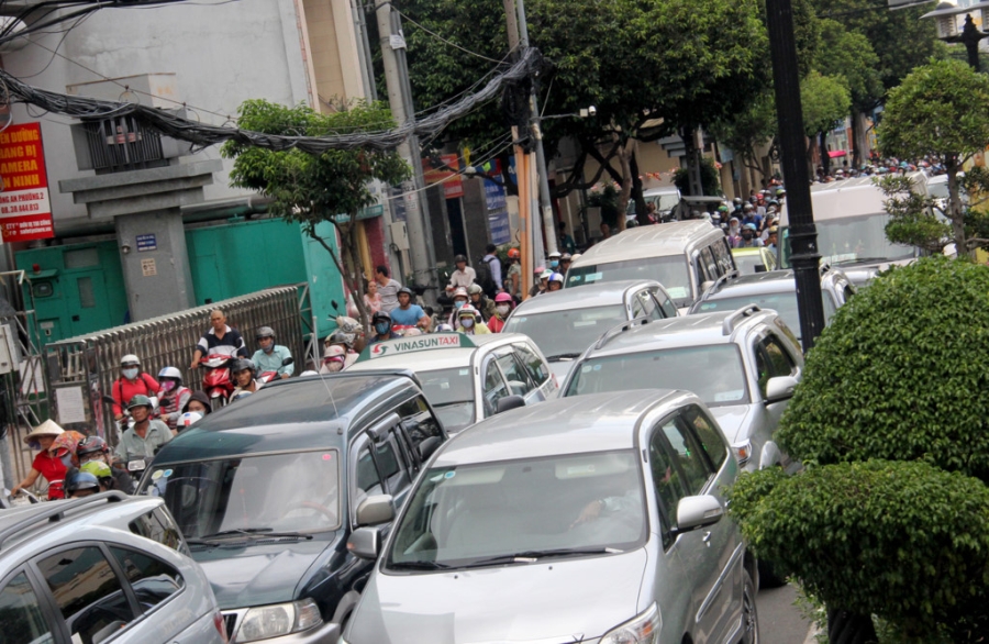 Xe co hon loan qua doan duong co tai nan lien hoan o Sai Gon hinh anh 7