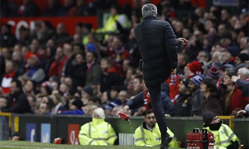 cdv-man-utd-doi-phat-klopp-vi-toi-nem-chai-nuoc