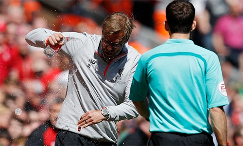 cdv-man-utd-doi-phat-klopp-vi-toi-nem-chai-nuoc-1