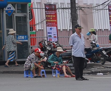 Dân phe vé trước cổng sân vận động Thống Nhất /// Trân Quý