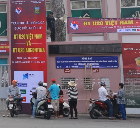 Dân phe vé trận U.20 Việt Nam đấu đàn em Messi ngắc ngoải - ảnh 1