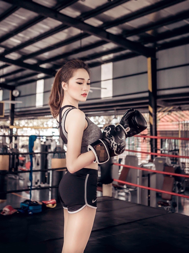 Cô từng gây sốt cộng đồng mạng với hình ảnh cô PG xinh đẹp lấn át dàn thí sinh trong đêm trao giải một cuộc thi nhan sắc.