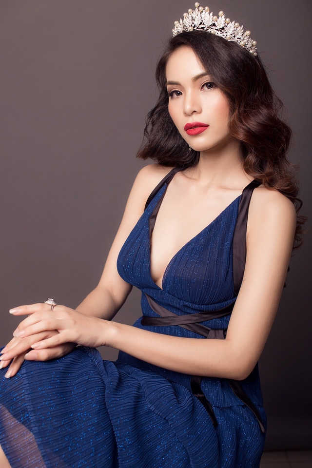 Dù đang là sinh viên năm 3 của trường Đại học KHXH & NV TP HCM, nhưng Hương Ly sở hữu cho mình “gia tài” danh hiệu đồ sộ khi lọt vào Top 5 một cuộc thi sắc đẹp cấp quốc gia vào năm ngoái.