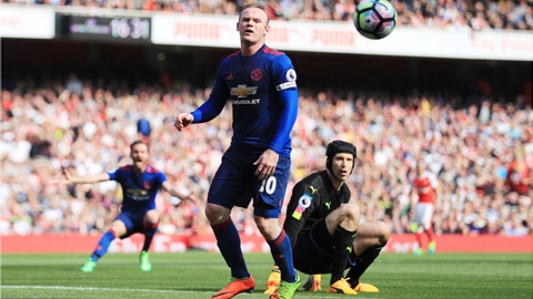 Rooney lê bước rời Old Trafford