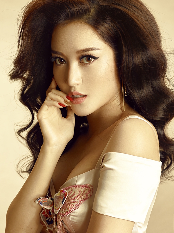 huyen-my-tao-bao-khoe-nguc-day-sexy-trong-bo-anh-moi-1