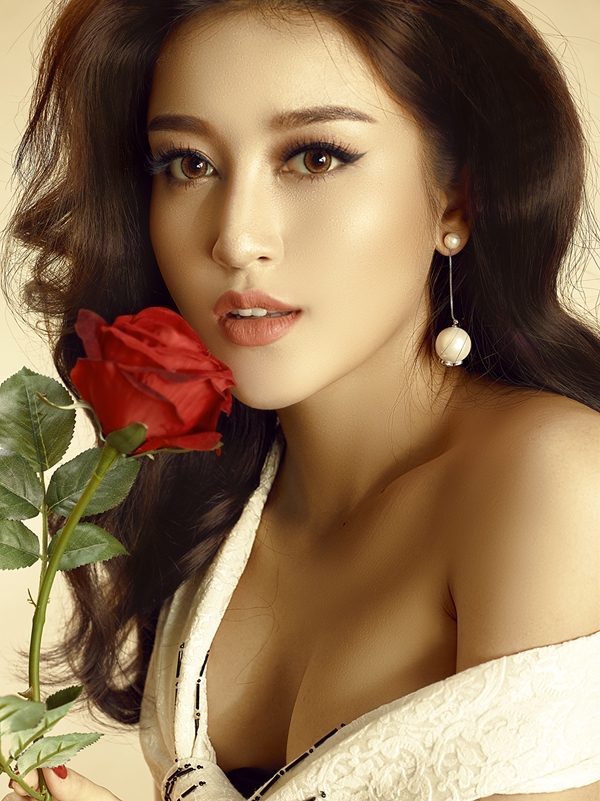 huyen-my-tao-bao-khoe-nguc-day-sexy-trong-bo-anh-moi-5
