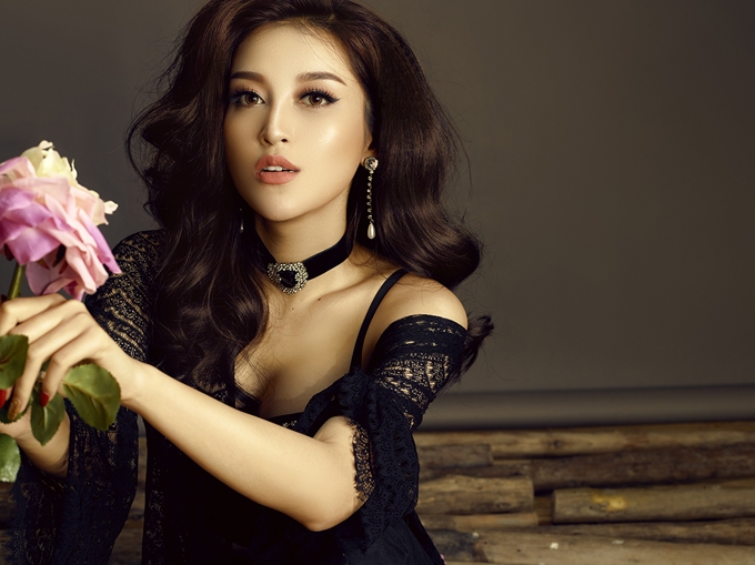 huyen-my-tao-bao-khoe-nguc-day-sexy-trong-bo-anh-moi-6