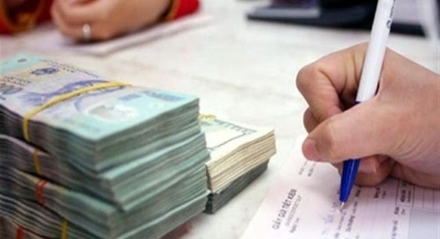  Không chạy đua tăng lãi suất qua cách thức phát hành chứng chỉ tiền gửi với các gói trung và dài hạn để cải thiện cơ cấu vốn cho vay, trên thị trường hiện có một vài ngân hàng điều chỉnh tăng lãi suất thông qua các chương trình khuyến mại tặng quà. 