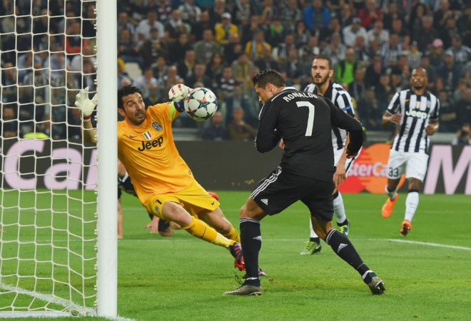 Bao Italy: Ronaldo nen coi chung Buffon hinh anh 2