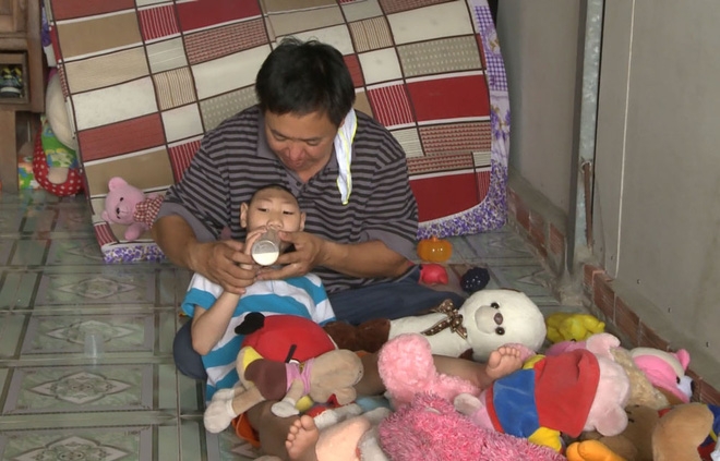 Bố đơn thân nuôi 2 con bị bệnh teo não đi thi hát khiến Trấn Thành, Cẩm Ly ngưỡng mộ và bật khóc - Ảnh 8.