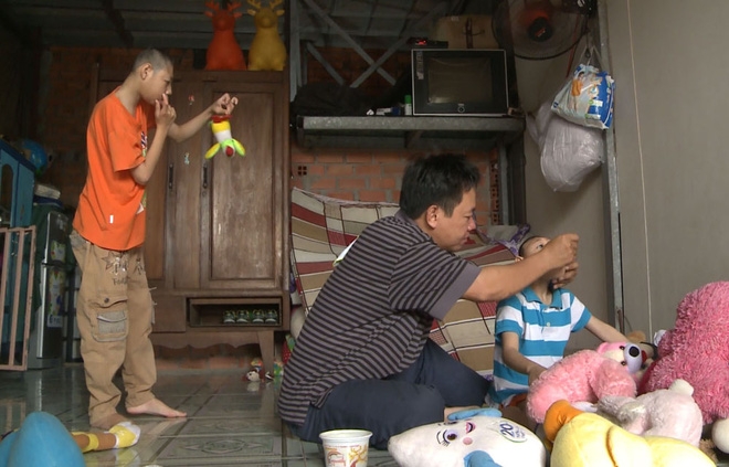 Bố đơn thân nuôi 2 con bị bệnh teo não đi thi hát khiến Trấn Thành, Cẩm Ly ngưỡng mộ và bật khóc - Ảnh 9.