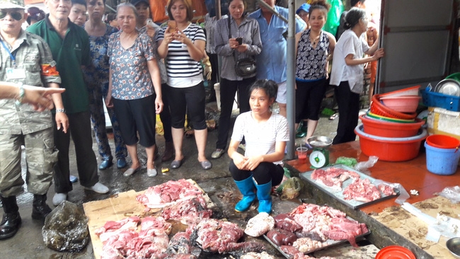 Lời kể của người phụ nữ bị hắt luyn trộn chất thải vì bán thịt lợn giá rẻ - Ảnh 2.