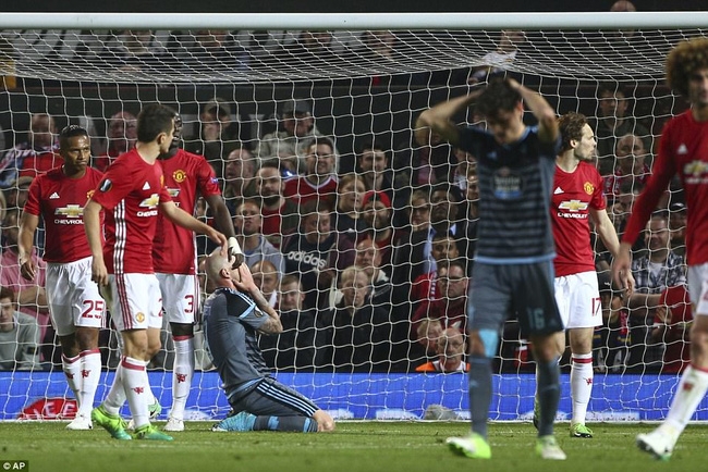 Mourinho ăn mừng như muốn khóc vì tấm vé chung kết - Ảnh 4.