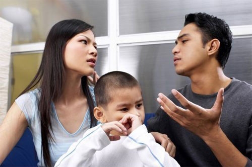 Image result for Tôi hối hận vì đã tát vợ trước mặt con