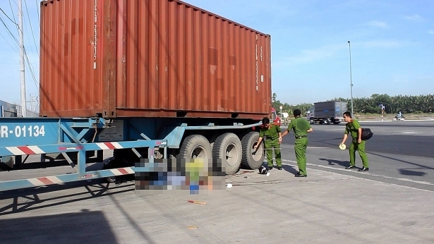 mot tieng hai vu tai nan giao thong lien quan den xe container hai nguoi chet