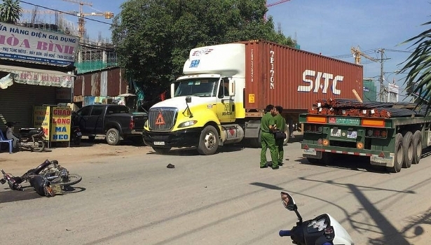 mot tieng hai vu tai nan giao thong lien quan den xe container hai nguoi chet