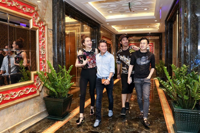 ha-ho-ly-qui-khanh-tang-toan-bo-hoa-cho-da-tiec-cua-mr-dam-duong-trieu-vu-3