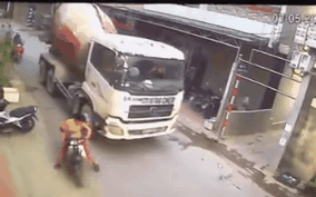 Triệu tập tài xế xe bồn cố tình đánh lái đè xe máy của người phụ nữ đèo con nhỏ