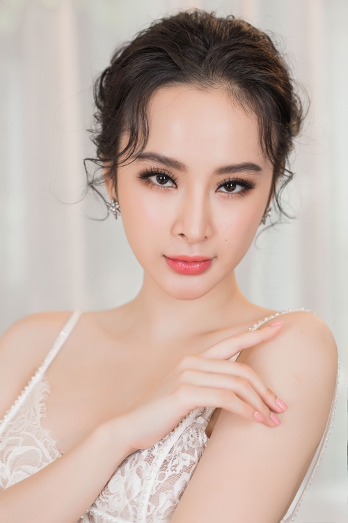 Angela Phương Trinh diện váy hai dây xuyên thấu